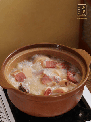 豬油潤鍋，豬骨、姜片煸出油脂香，再依次下開水、蓮藕、火腿，大火燒開