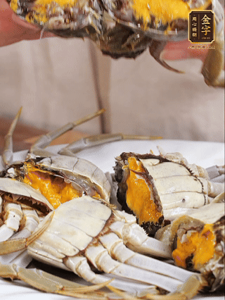 大閘蟹處理干凈，一切兩半。