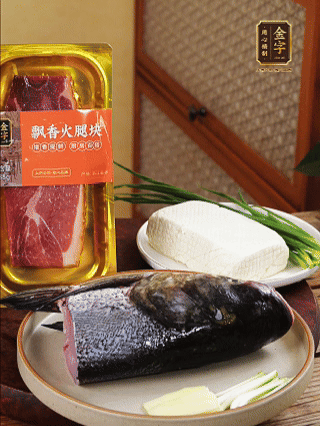 花鰱魚頭處理干凈（刮黑膜、除貼骨血、拔魚牙、剪魚鰭、刮凈魚肉表面雜質），從中間劈開成兩半，擦干水分