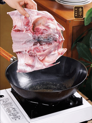 鍋里油燒熱（一半豬油、一半玉米油），放入魚頭，把魚頭煎至少兩面金黃