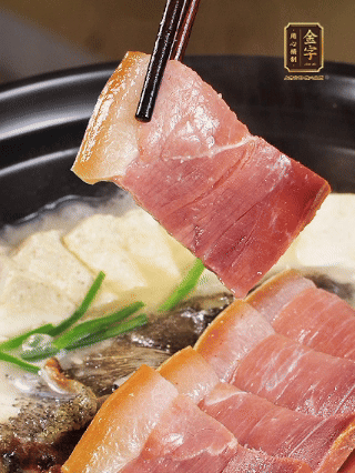 加入一丟丟鹽，撒點胡椒粉，蔥段點綴