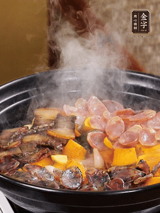 關(guān)火鋪上土香腸、梅干菜香腸、醬肉，加生抽、清水、黑胡椒粉調(diào)成的料汁，中火焗5分鐘