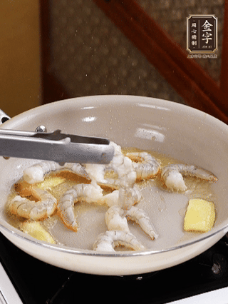 秘制煲仔飯醬油：2勺蒸魚豉油、半小勺糖、1大勺清水攪拌均勻煮1分鐘