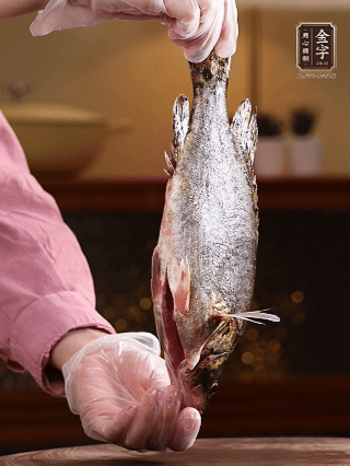鱖魚殺好洗凈，去頭去尾留用，貼著魚背去掉主刺，再切成大小均勻的魚塊