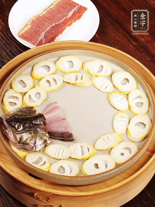 取一個深一點的盤子，按照“春筍墊底、魚肉居中、火腿蓋頂”的順序擺放。魚頭和魚尾擺在兩端，還原整魚形狀