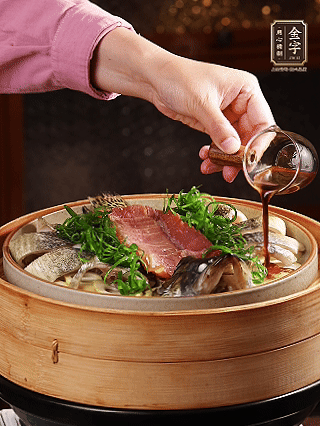 蒸魚時做蒸魚醬汁：鍋中少油，蔥白段、姜片、蒜片、洋蔥絲爆香，加2勺蒸魚豉油、3勺清水、一點白糖煮沸。（比單純淋蒸魚豉油香得多）